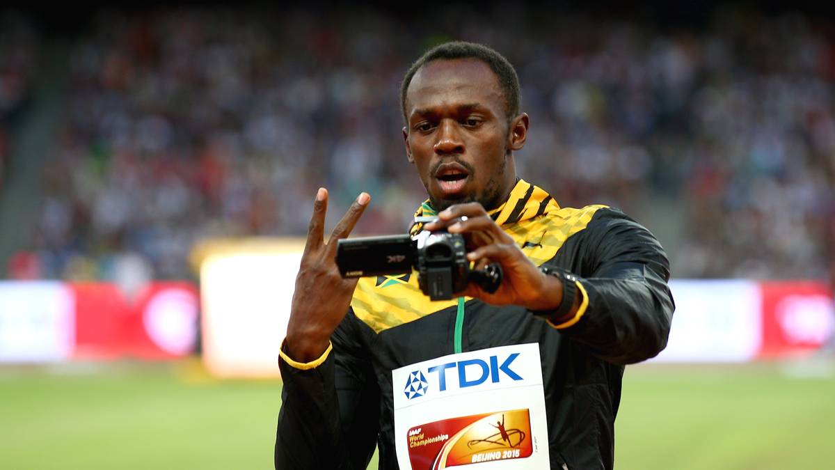 Wenn du willst, dass etwas richtig gemacht wird, dann mach es selbst! Dieses Motto nimmt sich Usain Bolt zu Herzen und filmt die Siegerehrung nach seinem WM-Titel über 100 Meter einfach mal mit der Handkamera