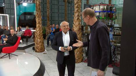 Felix Magath ist zu Gast im STAHLWERK Doppelpass und sorgt direkt zu Beginn für Lacher. Moderator Florian König hatte allerdings Angst, dass es zur Last-Minute-Absage der Trainer-Legende hätte kommen können. 