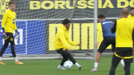 Julien Duranville begeistert Borussia Dortmund – zumindest im Training zeigt der 18-Jährige, wie viel Talent in ihm steckt. Und lässt seine Kollegen ganz schön alt aussehen. 