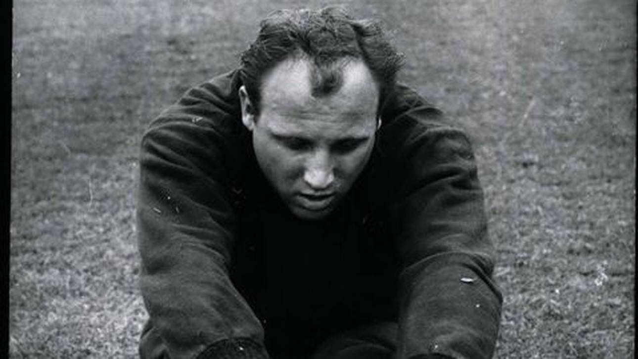 Uwe Seeler in Spezialschuhen im Juni 1965