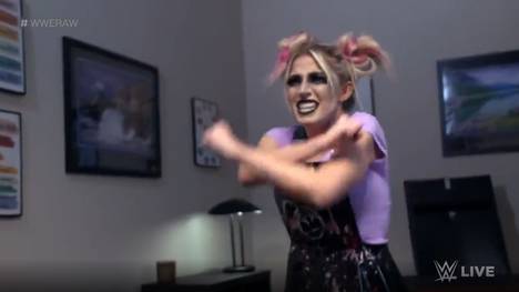 Zum ersten Mal seit Ende September 2021 ist Alexa Bliss wieder im WWE-TV zu sehen. Die Zerstörung ihrer Puppe Lilly durch Charlotte Flair umtreibt die unheimliche Schönheit weiter ...