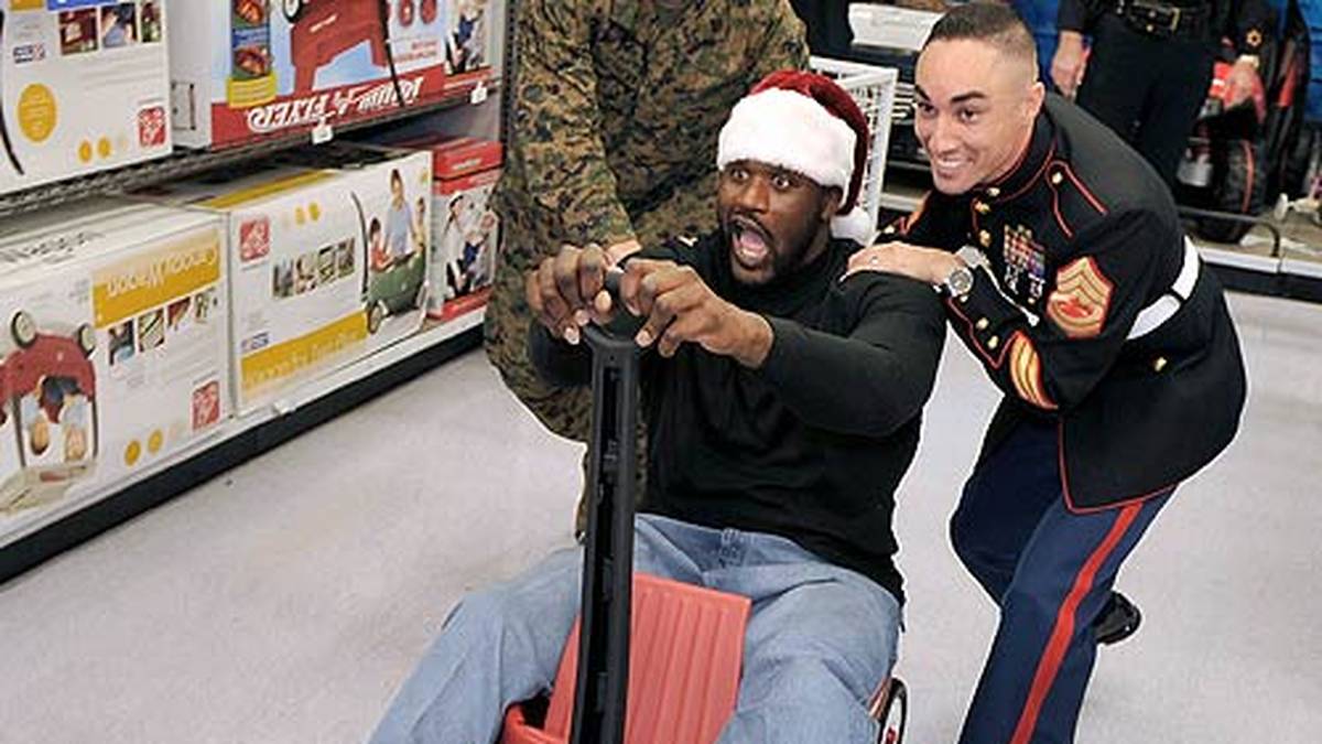 Shaq-a-Clause ist aber auch jederzeit für einen Spaß zu haben und lässt sich beim Einkaufsbummel durch die Gänge schieben