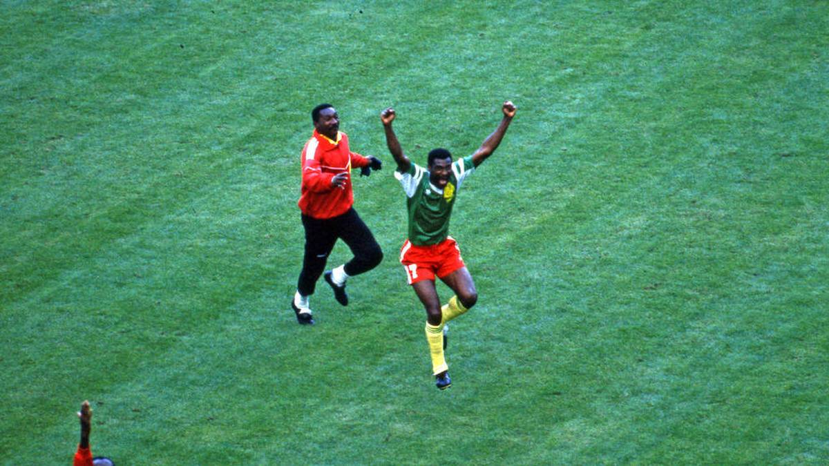 8. JUNI 1990, KAMERUN-ARGENTINIEN 1:0 (VORRUNDE):
"Sie haben mich so getreten, dass ich fürchtete, sie würden mir auch noch den Kopf abreißen", sagte Weltstar Diego Maradona über die schmerzhafte Begegnung mit den "unzähmbaren Löwen". Die waren am Ende nur noch zu neunt, doch das Tor von Francois Omam-Biyik (67.) reichte für den Sensationssieg gegen den Weltmeister