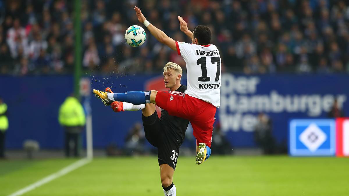 In Hamburg geht es weiter hoch her. Hamburgs Filip Kotsic (r.) kämpft mit Stuttgarts Andreas Beck um den Ball