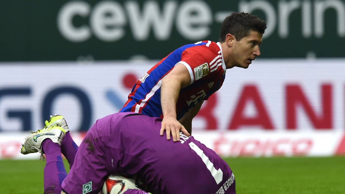 Bremens Torwart Raphael Wolf muss einstecken. Robert Lewandowski entschuldigt sich