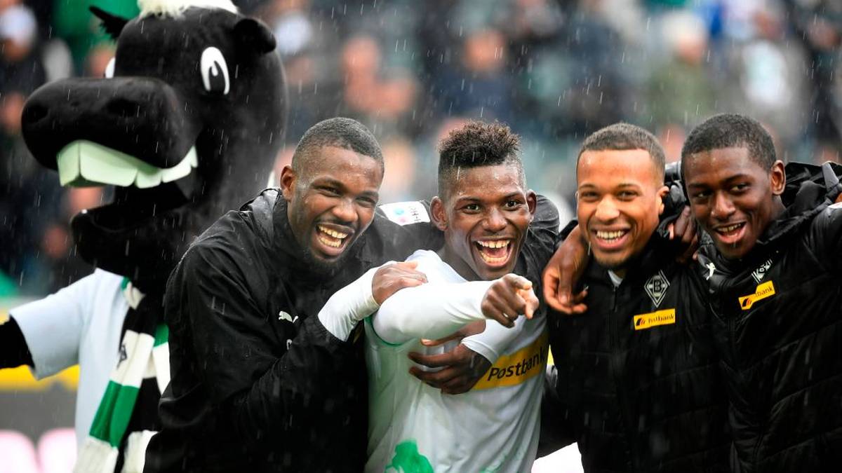 Borussia Mönchengladbach schießt sich durch einen 5:1-Sieg gegen den FC Augsburg an die Tabellenspitze der Bundesliga