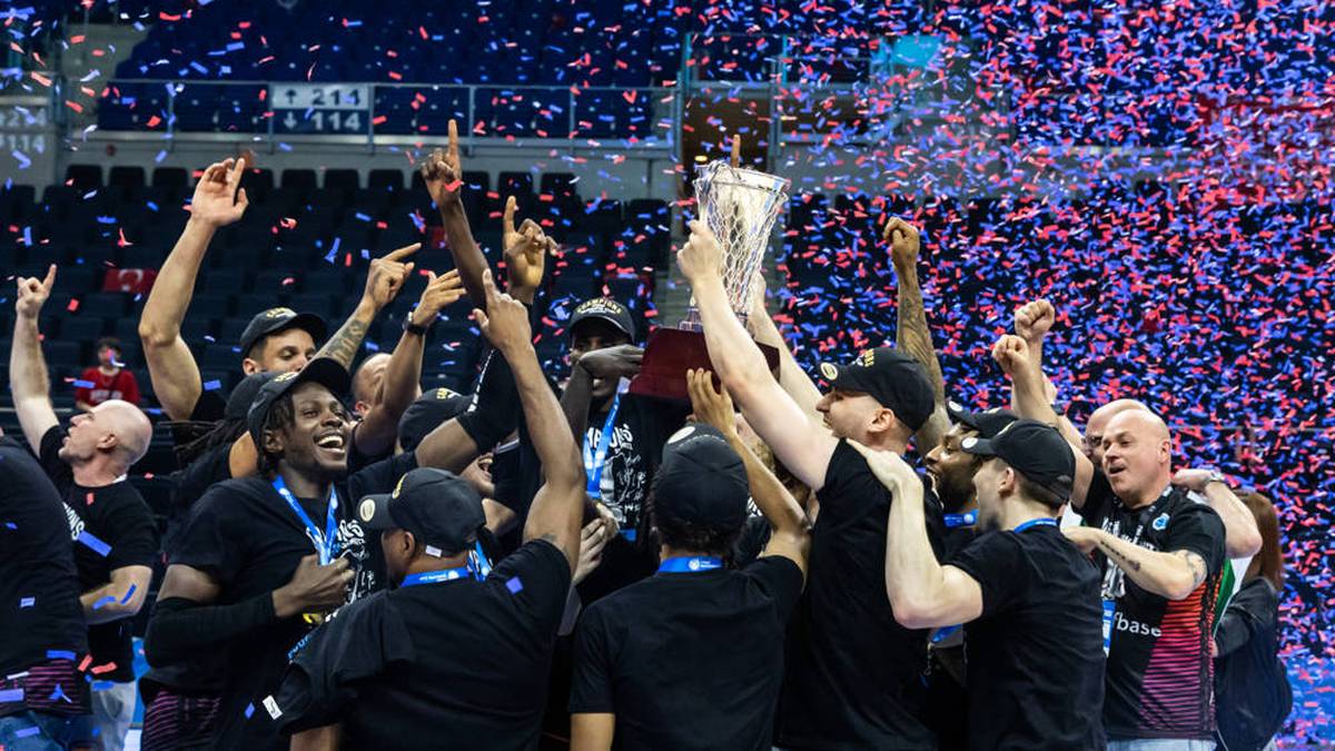 Die Niners Chemnitz feiern den Sieg des FIBA Europe Cup