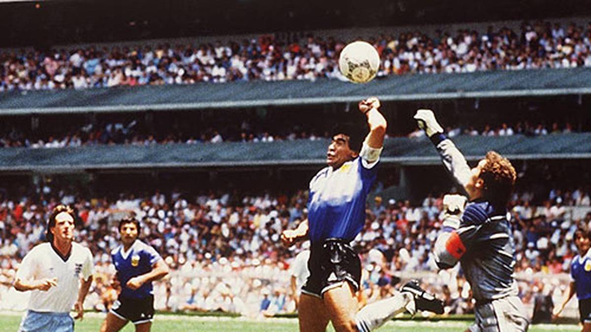 Juni 1986: Strafraum-Beherrschung sieht anders aus: Shilton, obwohl immerhin 1,83 Meter groß, patzt auch bei der WM in Mexiko, fängt sich gegen den späteren Weltmeister Argentinien einen der berühmtesten Gegentreffer der Geschichte. Gegen den 16 Zentimeter kleineren Diego Armando Maradona ist er im Luftkampf zu spät - allerdings setzt der Argentinier dabei auch ein unlauteres Körperteil ein, das er später als "die Hand Gottes" verklärt