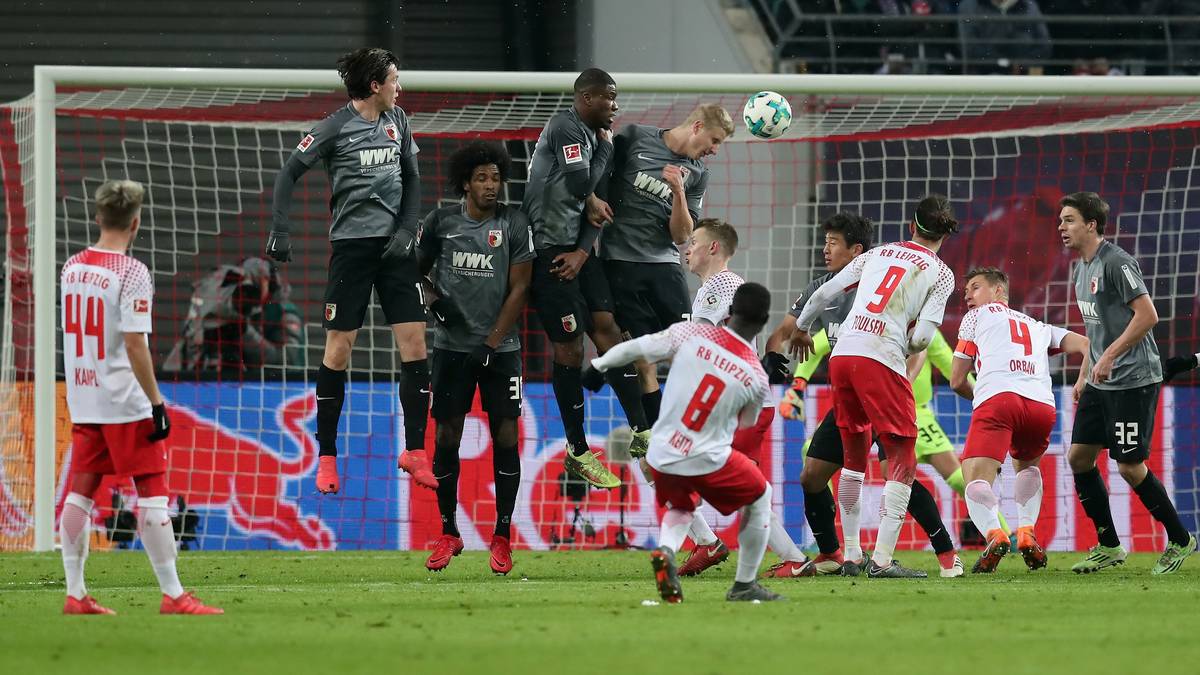 Etwas Glück hat Naby Keita (Nr. 8) bei seinem Freistoß, der von FCA-Verteidiger Martin Hinteregger unhaltbar zum 2:0 für Leipzig abgefälscht wird
