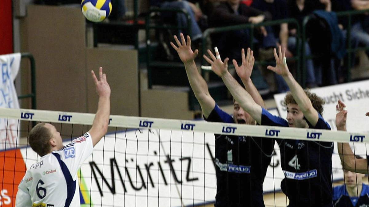 SAISON 2003/2004: Nach einer Niederlage zum Auftakt der Finalserie gegen den VfB Friedrichshafen schlagen die Hauptstädter - damals noch unter dem Namen SCC Berlin - zurück und sichern sich in einem dramatischen und hochklassigen vierten Finalspiel letztendlich die vierte Meisterschaft der Vereinsgeschichte