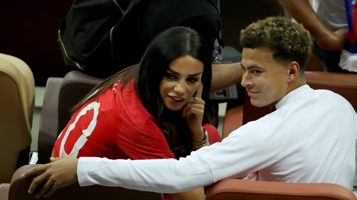 Aus und vorbei: Wie die "Sun" berichtet, haben sich Tottenham-Star Dele Alli und Model Ruby Mae getrennt. Allerdings soll der Spurs-Kicker bereits wieder im Liebesrausch sein, ...