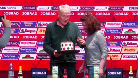Als Danke und Abschied auf seiner letzten Spieltags-Pressekonferenz bekommt Christian Streich einen Kuchen geschenkt. 
