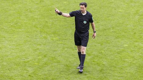 Der ehemalige Top-Schiedsrichter Manuel Gräfe ist nach einem Bundesliga-Samstag voller strittiger Entscheidungen hart mit seinen Ex-Kollegen ins Gericht gegangen. 