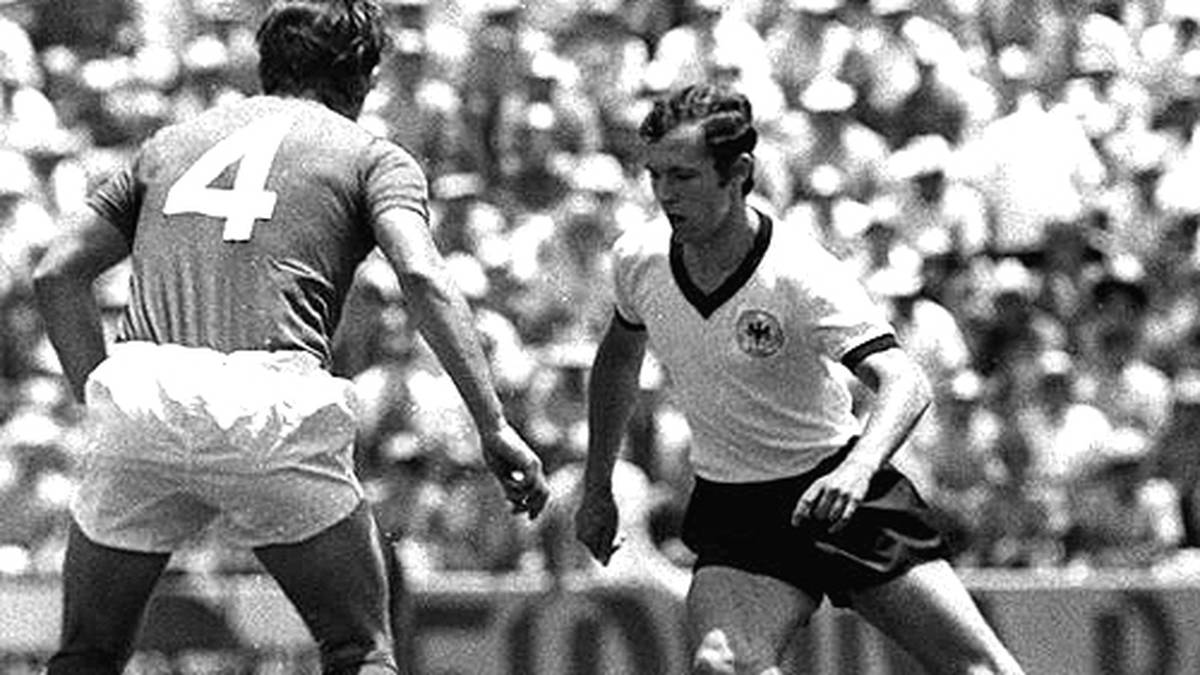 Juni 1970: Peter "The Cat" Bonetti patzt entscheidend bei Englands 2:3-Niederlage in der Hitzeschlacht von Leon und bringt sein Team gegen Deutschland um einen Zwei-Tore-Vorsprung. Einen flachen Distanzschuss von Franz Beckenbauer (r.) lässt der Vertreter von Gordon Banks unter seinem Körper durchrutschen...