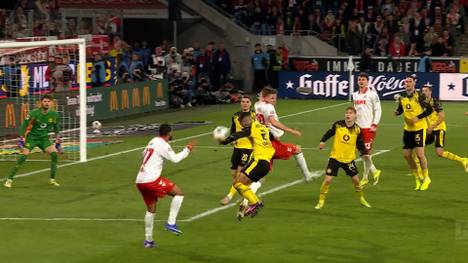 Im Bundesliga-Topspiel zwischen dem 1. FC Köln und Borussia Dortmund kommt es in der Nachspielzeit zu einer kritischen Szene. Der Doppelpass diskutiert, ob es einen Elfmeter für die Kölner hätte geben müssen.