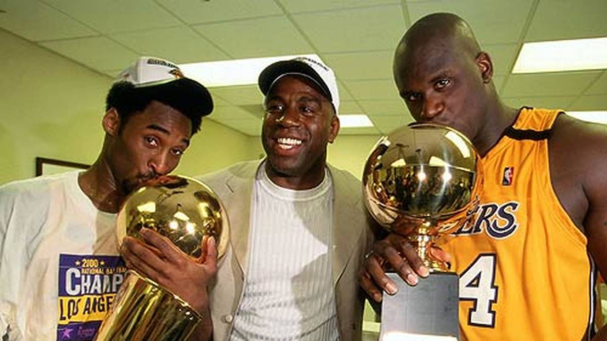 Bis 2000 muss "L.C.L." oder "Last Center Left" auf seine erste Meisterschaft warten. Gleichzeitig endet damit in L.A. eine Durststrecke von zwölf Jahren. 1988 führte noch Magic Johnson (M.) Regie