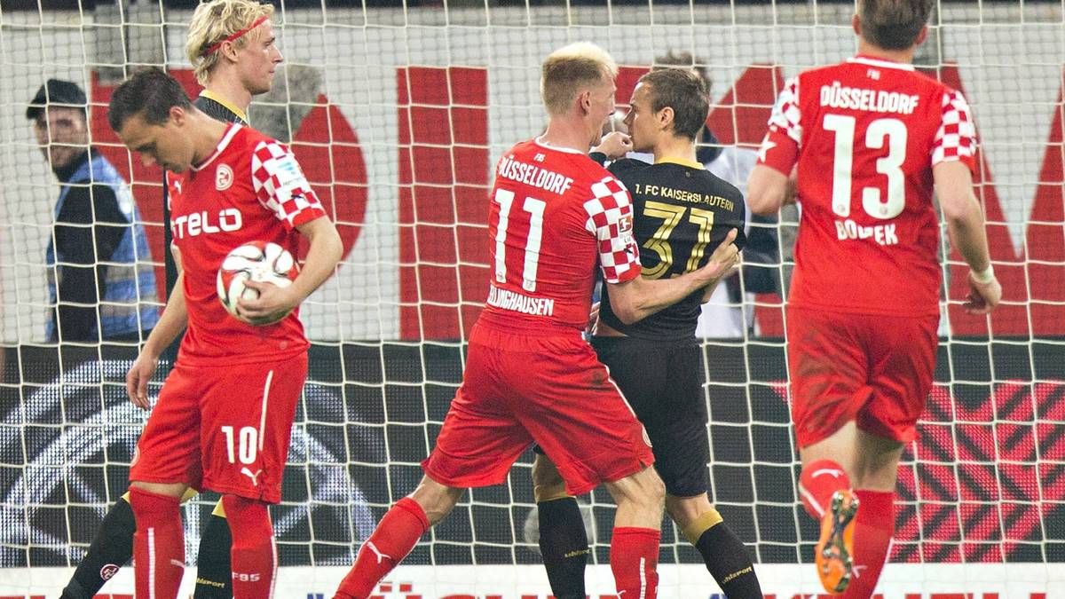 Es bringt nichts: Michael Liendl verwandelt den Strafstoß souverän und sichert der Fortuna das 1:1. Trotzdem tobt Düsseldorfs damaliger Manager Helmut Schulte: "Dass einer den Elfmeterpunkt zerstören will, habe ich noch nie erlebt. Das ist eine Unsportlichkeit erster Güte"