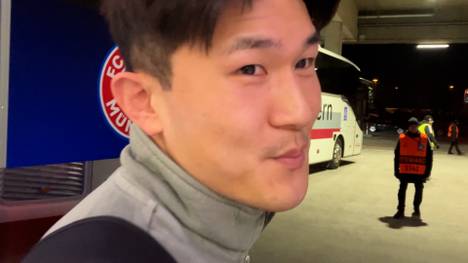 Kim Minjae fliegt bei Bayerns Champions-League-Erfolg gegen Saint-Gilloise mit Gelb-Rot vom Platz. Beim Verlassen der Arena wird er auf seinen Platzverweis angesprochen.