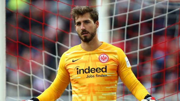 DUESSELDORF, GERMANY - FEBRUARY 01: Goalkeeper, Kevin Trapp of Eintracht Frankfurt in action during the Bundesliga match between Fortuna Duesseldorf and Eintracht Frankfurt at Merkur Spiel-Arena on February 01, 2020 in Duesseldorf, Germany. (Photo by Dean Mouhtaropoulos/Bongarts/Getty Images)
