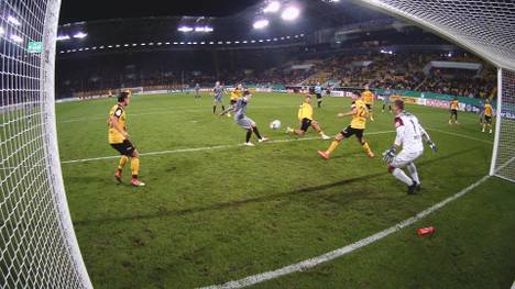 Erstmals seit 16 Jahren steht der FC St. Pauli wieder im Achtelfinale des DFB-Pokal. Der Sieg gegen Dynamo Dresden verläuft furios. Alle Tore und Highlights im Video.