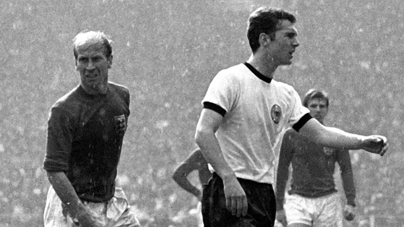 Bobby Charlton und Franz Beckenbauer im WM-Finale 1966 in Wembley