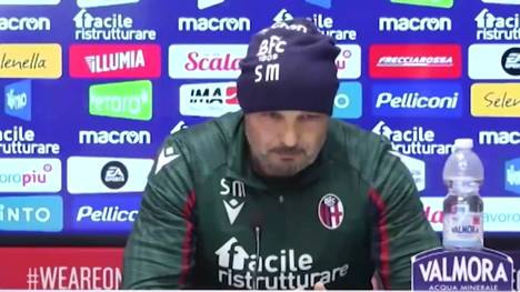 In einer emotionalen Rede erinnert sich Bologna-Trainer Sinsa Mihajlovic an seine Erfahrungen mit dem Krieg und entschied sich, diese schmerzhaften Gefühle zu teilen. Dem 53-Jährigen blieb zu Ende die Stimme weg.