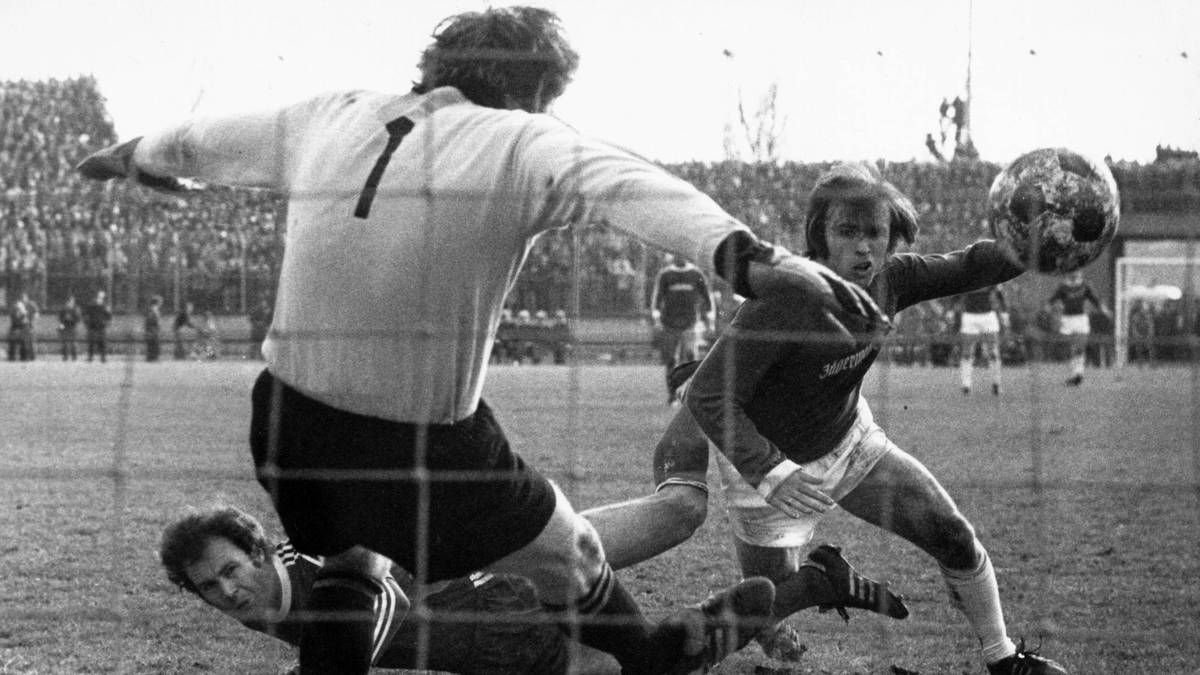 1. FC SAARBRÜCKEN - FC BAYERN 6:1 (16. April 1977): Roland Stegmayer ist der personifizierte Alptraum der Münchner. An diesem Tag trifft der sonst nicht besonders in Erscheinung getretene Stürmer sage und schreibe vier Mal für Saarbrücken. Gerd Mülllers Ehrentreffer dürfte kein Trost gewesen sein