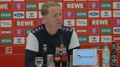 Ein Fan stört das Training des 1. FC Köln und springt über die Bande. Trainer Timo Schultz blickt gelassen darauf zurück - und kritisiert doch das Verhalten. 