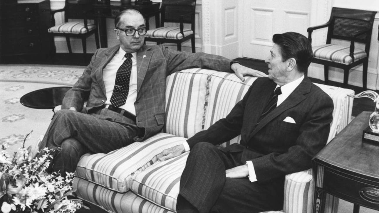 Jesse Helms (l.) war ein zentraler Förderer Ronald Reagans