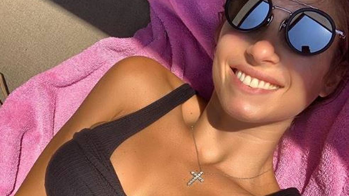 Cathy Hummels unterläuft ein kleiner Selfie-Lapsus während des Sonnenbadens - und beschattet sich selbst