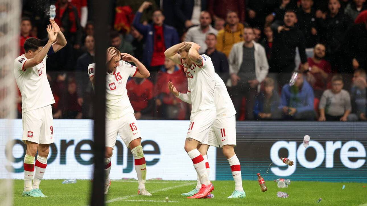 Lewandowski mit Polen im Flaschenhagel