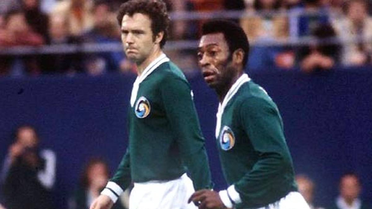 Zum Abschluss seiner Karriere zog es Pelé in die USA. Von 1975 bis 1977 ging er für Cosmos New York auf Torejagd. In 64 Spielen erzielte er 37 Tore. Bei Cosmos spielte Pelé an der Seite von Franz Beckenbauer (l.). 1978 wurde Pelé zum Weltfußballer gewählt.