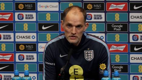 Trent Alexander-Arnold wurde von Thomas Tuchel nicht in den englischen Nationalkader berufen. Auf der Pressekonferenz vor dem Testspiel gegen Uruguay begründete Tuchel seine Entscheidung, den Real-Madrid-Star nicht zu nominieren, sondern stattdessen eher auf Spieler wie Ben White und Tino Livramento zu setzen.