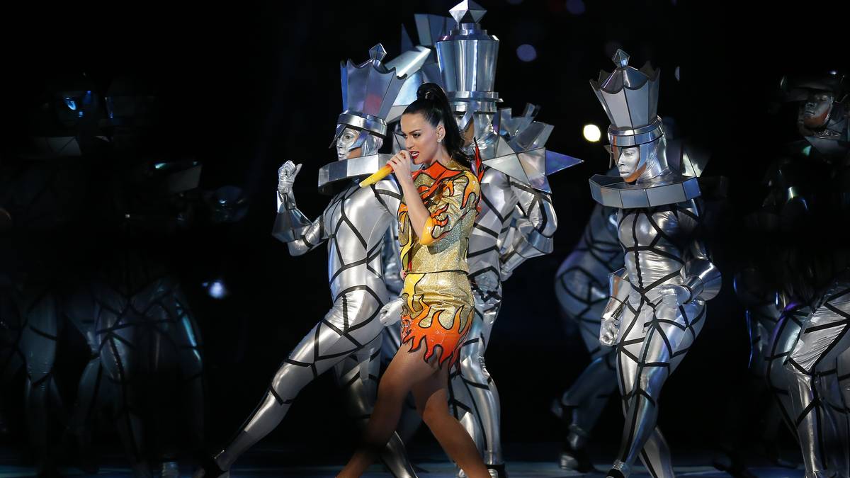 ... Tanz mit silbernen Schachfiguren...