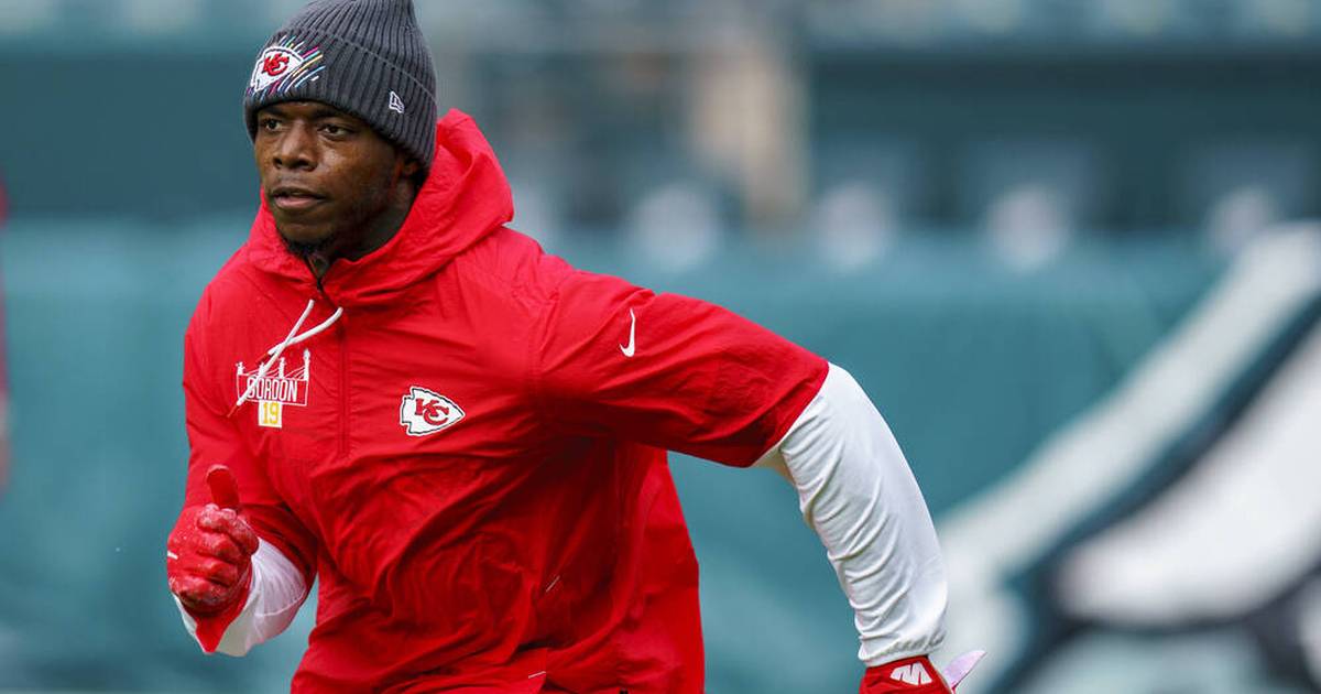 Kansas City Chiefs promote Josh Gordon to the 53-man roster