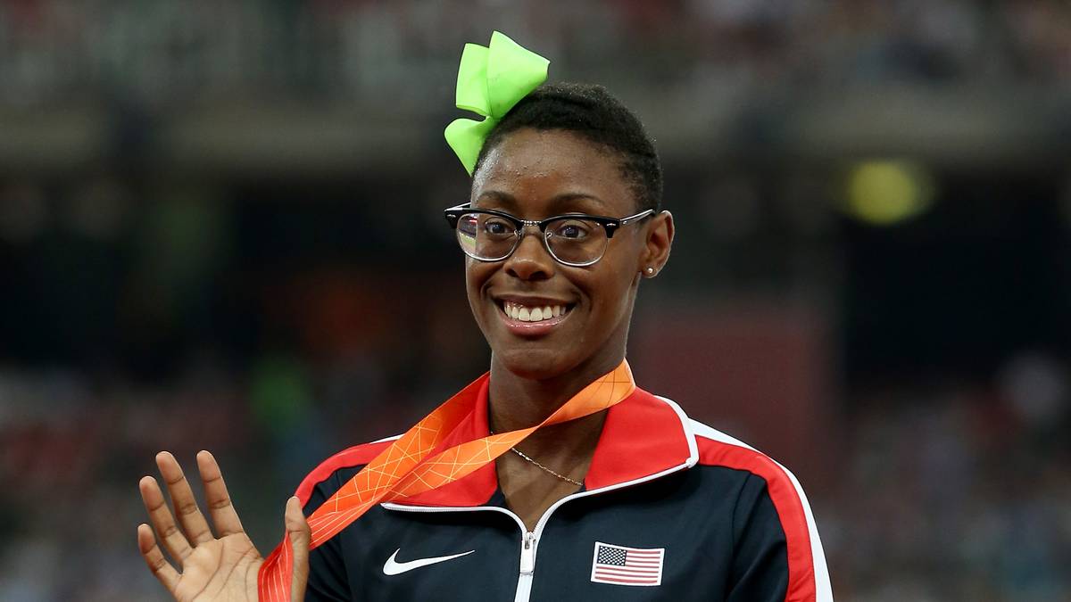 Shamier Little gewinnt über die 400m Hürden Silber und liegt mit großer Schleife und Hornbrille auch modisch ganz weit vorn