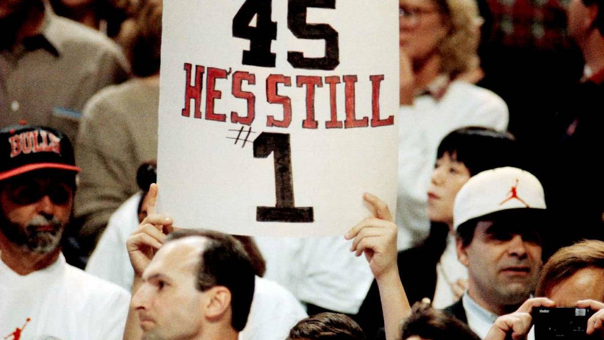 Die NBA war von Jordans spontanem Nummern-Switch nicht begeistert, verhängte eine Strafe von 25.000 Dollar, weil sie nicht vorab informiert wurde. Ursprünglich war die 45 übrigens die Nummer von Jordans Bruder Larry, auf die 23 wählte Michael, indem er die 45 durch zwei teilte (und aufrundete)