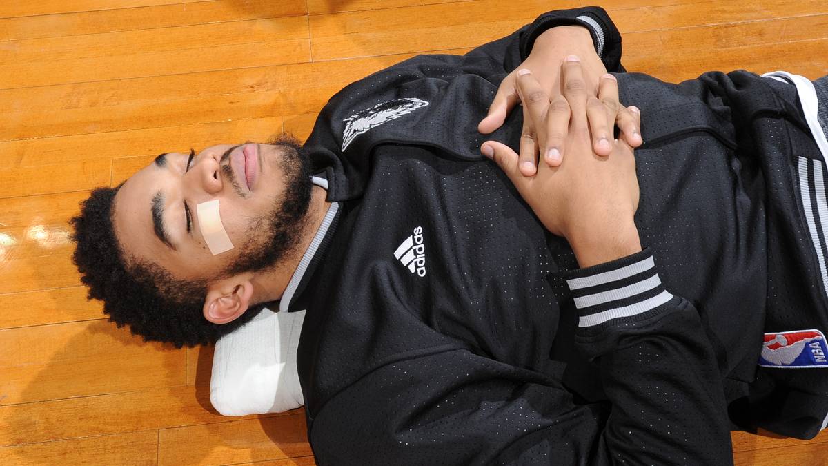 Karl-Anthony Towns bereitet sich offensichtlich mit einem Nickerchen auf dem Hallenboden auf das Spiel seiner Minnesota Timberwolves gegen die Los Angeles Clippers vor