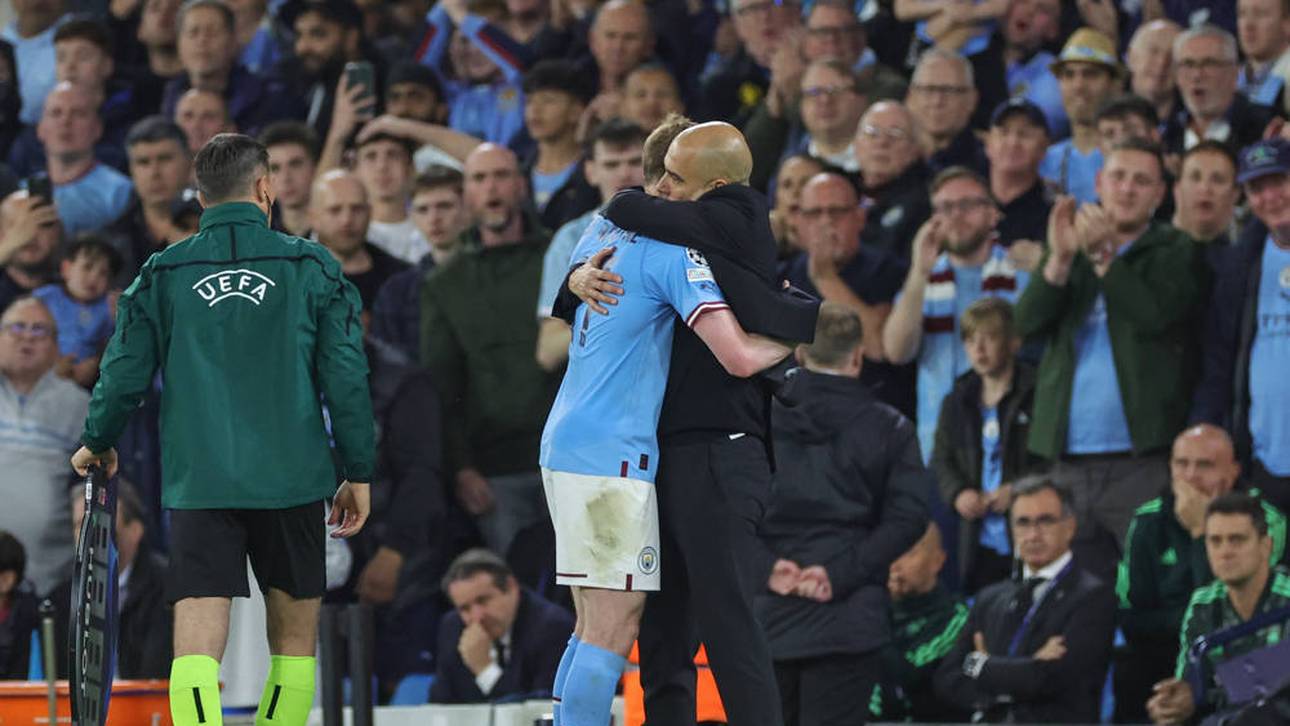 Trainer Pep Guardiola und Mittelfeldspieler Kevin de Bruyne liegen sich feierlich in den Armen