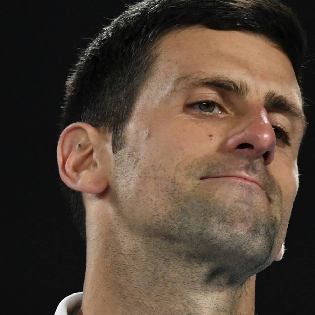 Nach der Ausweisung aus Australien drohen dem Tennis-Weltranglistenersten Novak Djokovic auch beim zweiten Grand-Slam-Turnier des Jahres Probleme.