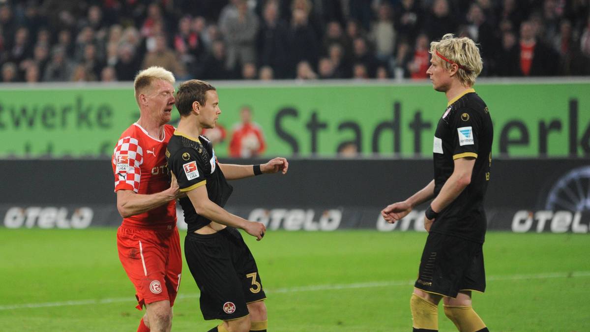 13. APRIL 2015: Marwin Hitz hat einen Vorreiter. Denn auch Chris Löwe versucht, für den 1. FC Kaiserslautern Profit zu schlagen. Vor der Ausführung des umstrittenen Elfmeters für Fortuna Düsseldorf versucht der Linksverteidiger, mit mehreren Tritten den Rasen zu verunstalten und den Schützen entscheidend zu behindern