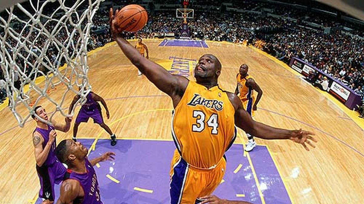 Coach Phil Jacksons "Triangle-Offense" ist auf Bryant und ihn zugeschnitten. "Shaq Fu" wird gleich dreimal hintereinander MVP der Finals