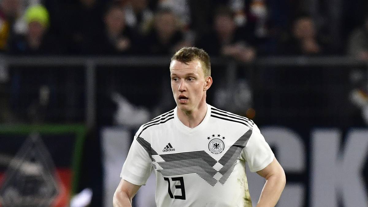 LUKAS KLOSTERMANN (bis 90.): Gutes DFB-Debüt des Leipzigers! Der 22-Jährige stand hinten gut und schaltete sich immer wieder in die Offensive ein. Rettete einmal stark vor dem einschussbereiten Jovic. Harmonierte auf rechts gut mit Brandt in Halbzeit eins. Musste angeschlagen raus. SPORT1-Note 2,5