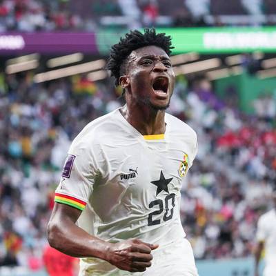 Bei der WM 2022 in Katar spielt sich ein ghanaischer Spieler ins Rampenlicht. An Shootingstar Kudus sind zahlreiche Top-Klubs wie Liverpool dran. 