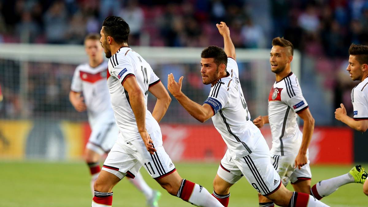 Der Torschütze dreht jubelnd ab