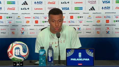 Vor dem zweiten WM-Spiel der Franzosen gegen den Irak schwärmt Kylian Mbappé von Bayerns Michael Olise und dem Zusammenspiel im Angriff. Dabei verweist der Real-Star aber auch auf die Nebenmänner der beiden. 