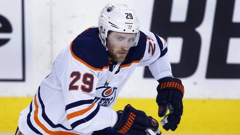 Leon Draisaitl springt mit seinen Edmonton Oilers ins Halbfinale der NHL-Playoffs. Der Eishockey-Superstar liefert gegen die Calgary Flames die nächste Gala plus Rekord ab.