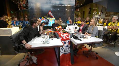 Dass Thomas Müller nach dem Weiterkommen des FC Bayern wieder vor die Kamera tritt, sorgt im Fantalk für Diskussionen. Den Diskurs muss SPORT1-Moderator Thomas Helmer abrupt beenden.