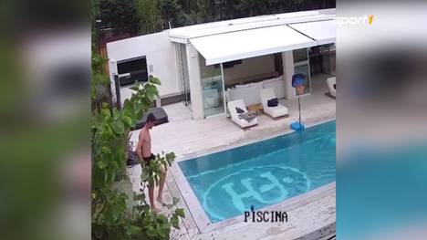 Real Madrids Keeper Thibaut Courtois kann es nicht nur mit den Händen. Am Pool zeigt er seine Skills mit dem Fuß.