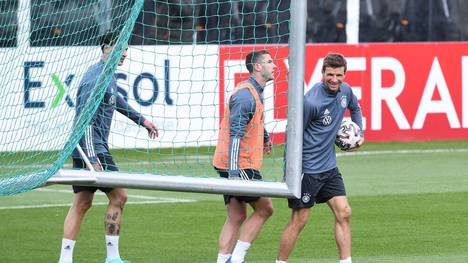 Nationalspieler Robin Gosens sieht zu den Rückkehrern Mats Hummels und Thomas Müller auf.